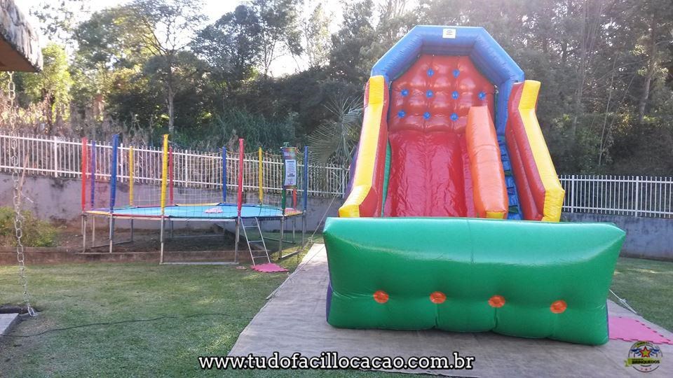 Cama elástica grande mais Tobogã inflável médio