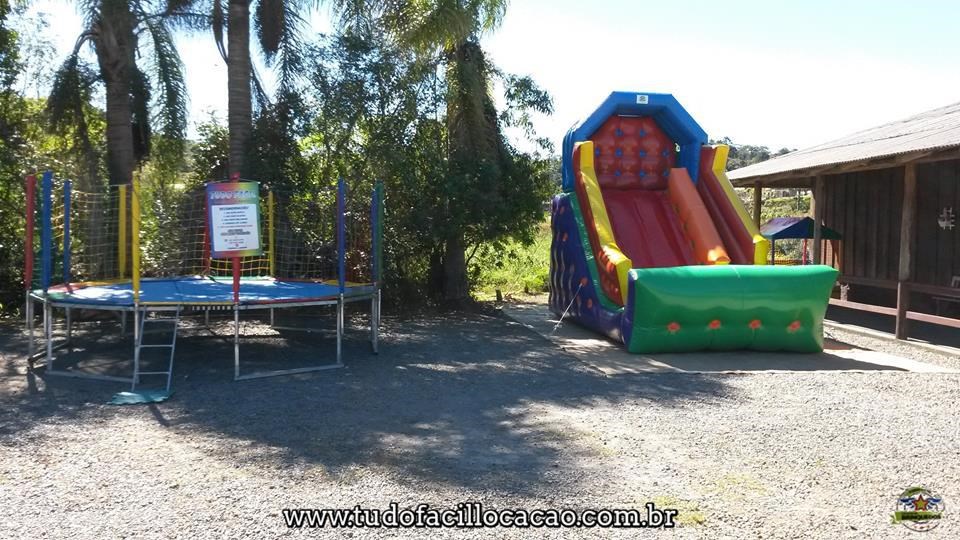 Cama elástica  grande mais tobogã inflável e piscina de bolinhas