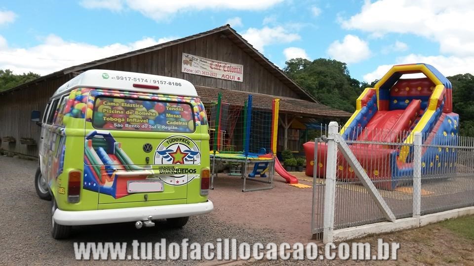 Cama elástica e tobogã inflável